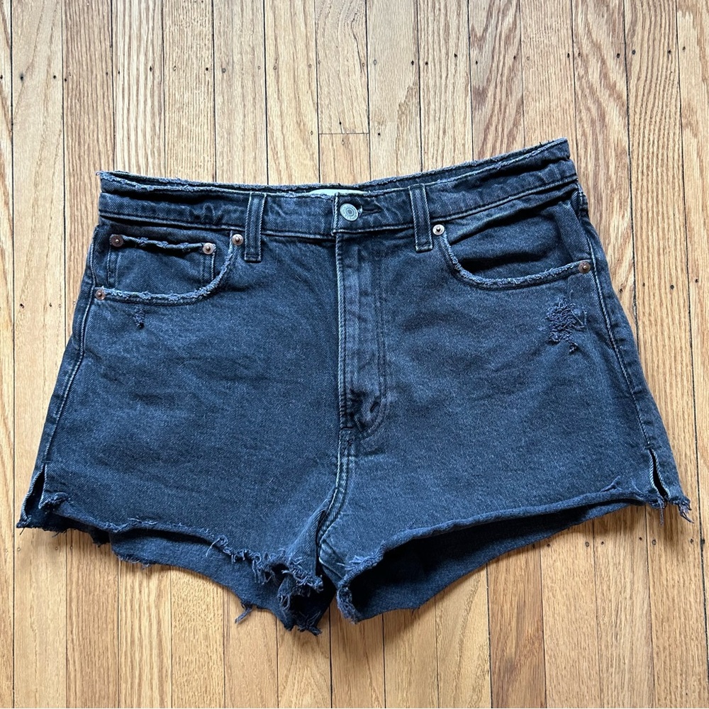 Abercrombie 2.5 inch High Rise Mom Short in Black Wash - size 30/10
